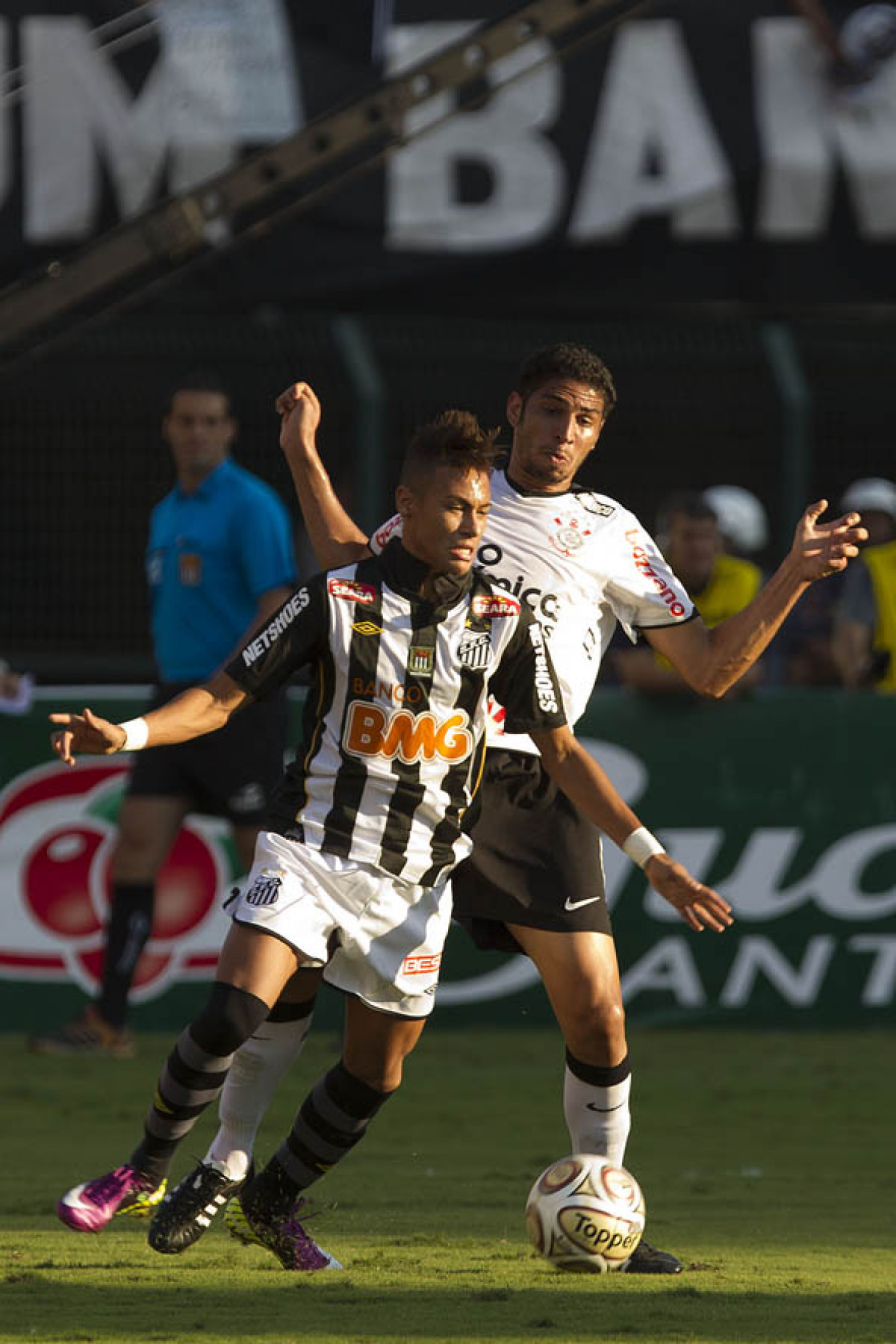 Neymar e Wallace durante a partida entre Corinthians x Santos, realizada esta tarde no estdio do Pacaembu, primeiro jogo das finais do Campeonato Paulista de 2011