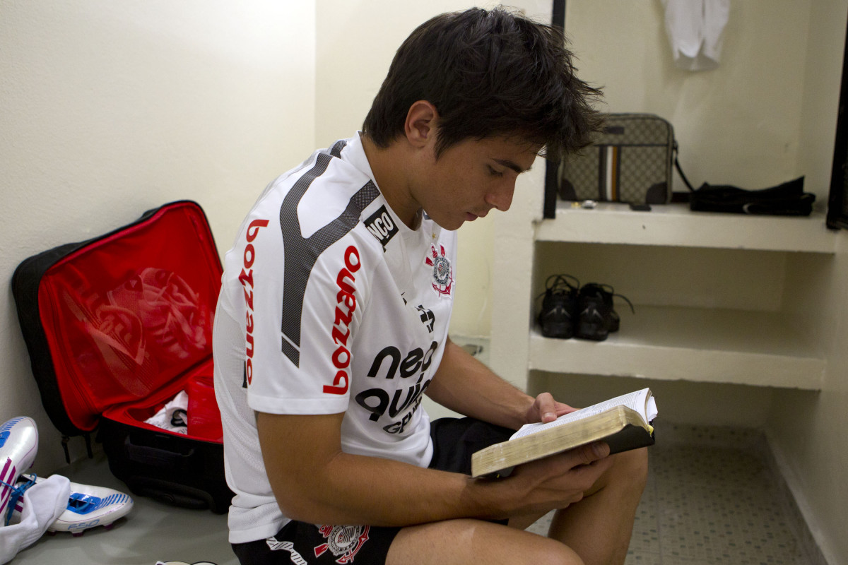 Willian le a Biblia nos vestirios antes da partida entre Corinthians x Santos, realizada esta tarde no estdio do Pacaembu, primeiro jogo das finais do Campeonato Paulista de 2011