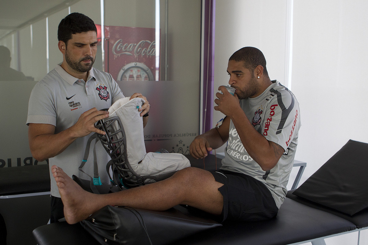 O atacante Adriano, ao lado do fisioterapeuta Bruno Mazziotti, continua sua fisioterapia durante o treino do Corinthians realizado esta tarde no CT Joaquim Grava, no Parque Ecológico do Tiete. O time se prepara para o jogo contra o Santos, domingo a tarde, dia 15/05, na Vila Belmiro, em Santos, decisão do Campeonato Paulista 2011