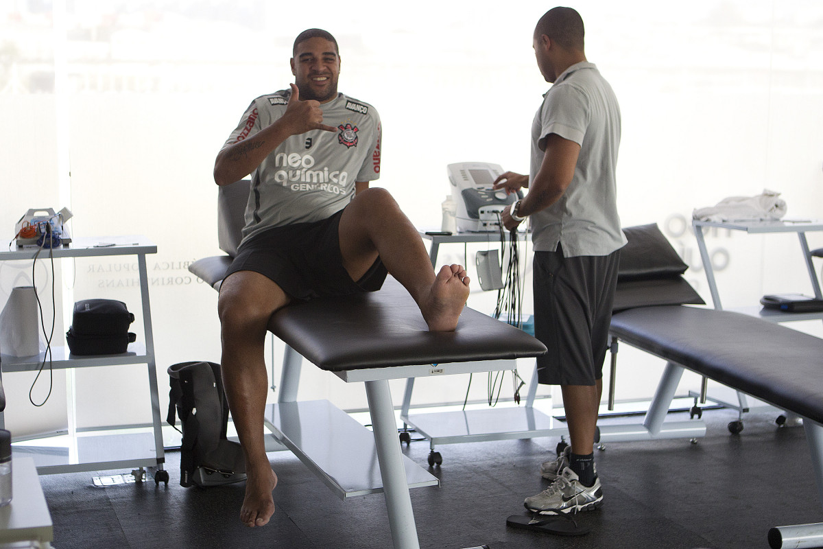 O atacante Adriano, ao lado do fisioterapeuta Caio Mello, continua sua fisioterapia durante o treino do Corinthians realizado esta tarde no CT Joaquim Grava, no Parque Ecolgico do Tiete. O time se prepara para o jogo contra o Santos, domingo a tarde, dia 15/05, na Vila Belmiro, em Santos, deciso do Campeonato Paulista 2011