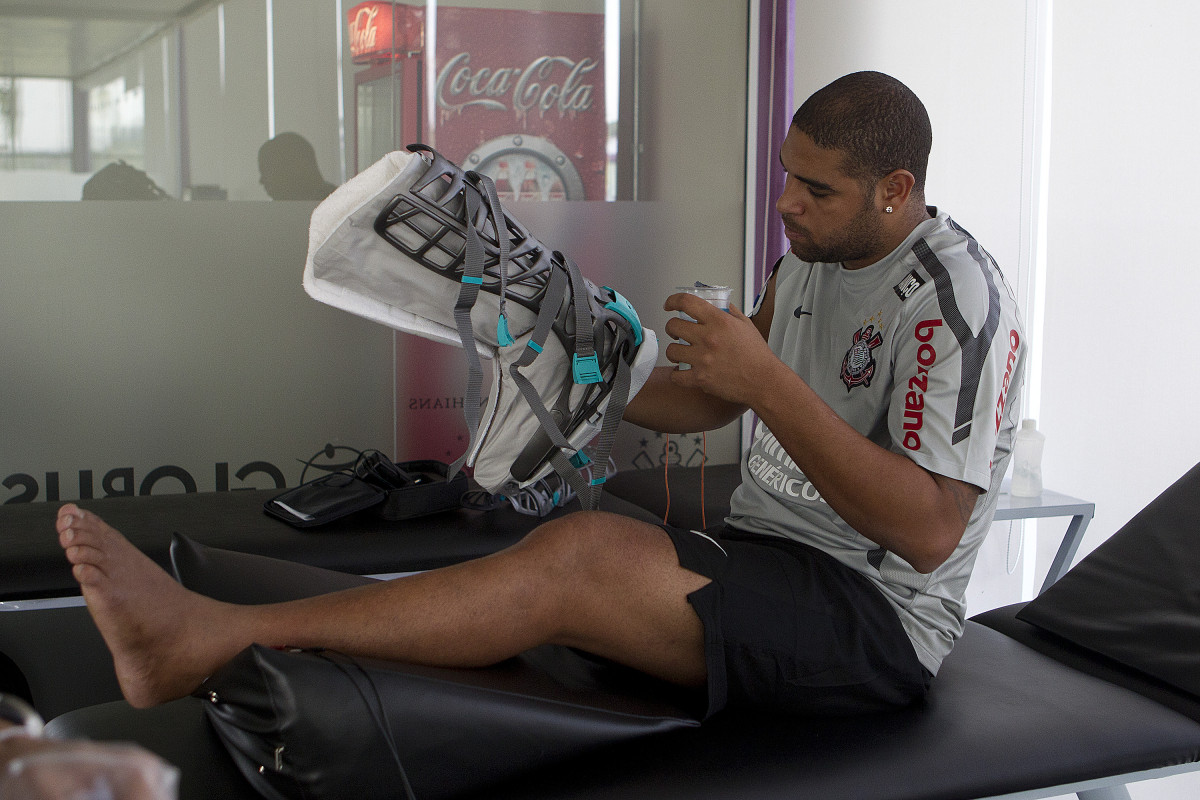 O atacante Adriano continua sua fisioterapia durante o treino do Corinthians realizado esta tarde no CT Joaquim Grava, no Parque Ecolgico do Tiete. O time se prepara para o jogo contra o Santos, domingo a tarde, dia 15/05, na Vila Belmiro, em Santos, deciso do Campeonato Paulista 2011