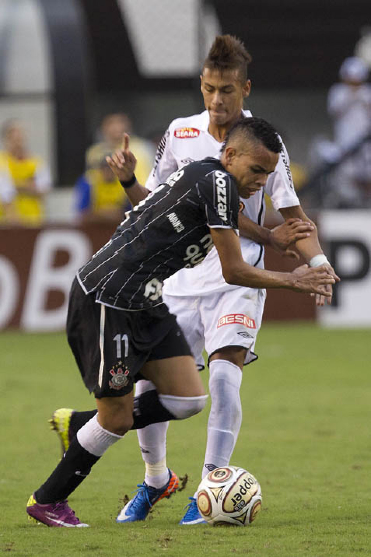 Dentinho e Neymar durante a partida entre Santos x Corinthians, realizada esta tarde no estádio da Vila Belmiro, em Santos, primeiro final do Campeonato Paulista de 2011