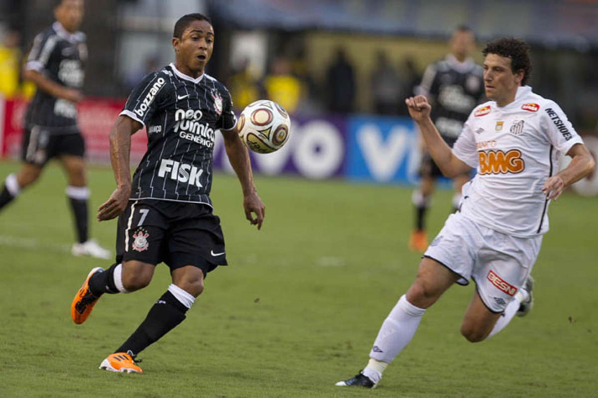 Jorge Henrique e Elano durante a partida entre Santos x Corinthians, realizada esta tarde no estádio da Vila Belmiro, em Santos, primeiro final do Campeonato Paulista de 2011