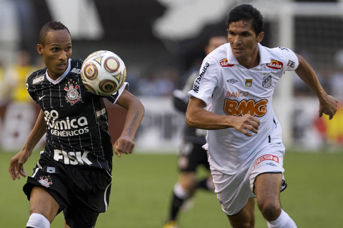 Liedson e Durval durante a partida entre Santos x Corinthians, realizada esta tarde no estádio da Vila Belmiro, em Santos, primeiro final do Campeonato Paulista de 2011