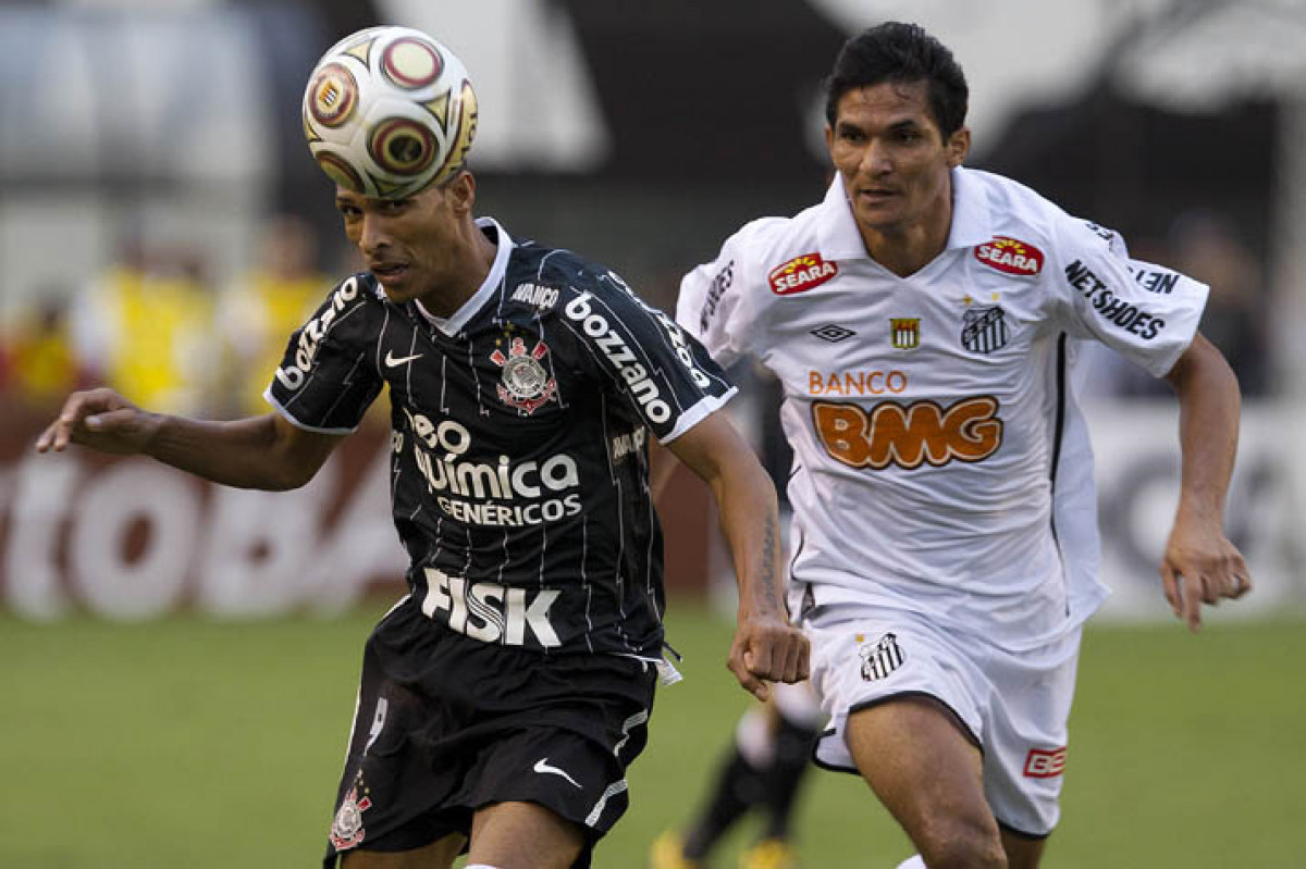 Liedson e Durval durante a partida entre Santos x Corinthians, realizada esta tarde no estádio da Vila Belmiro, em Santos, primeiro final do Campeonato Paulista de 2011