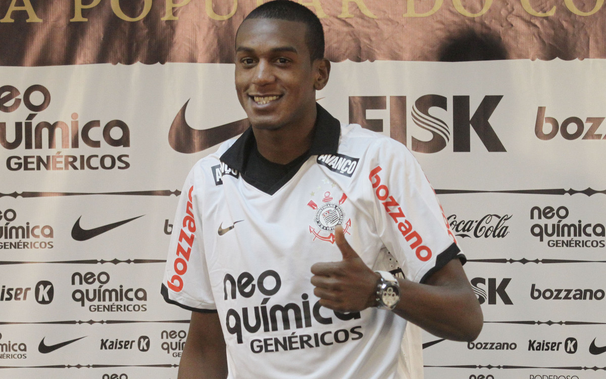 Ednilson foi apresentado na tarde de hoje no Parque Ecolgico Joaquim Grava como novo jogador do Corinthians