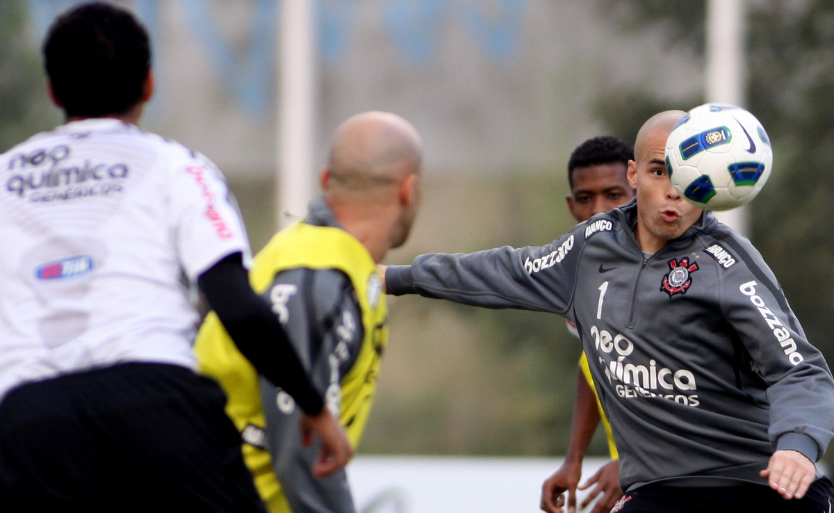 O goleiro Julio Cesar do Corinthians durante treino realizado no Parque Ecolgico Joaquim Grava