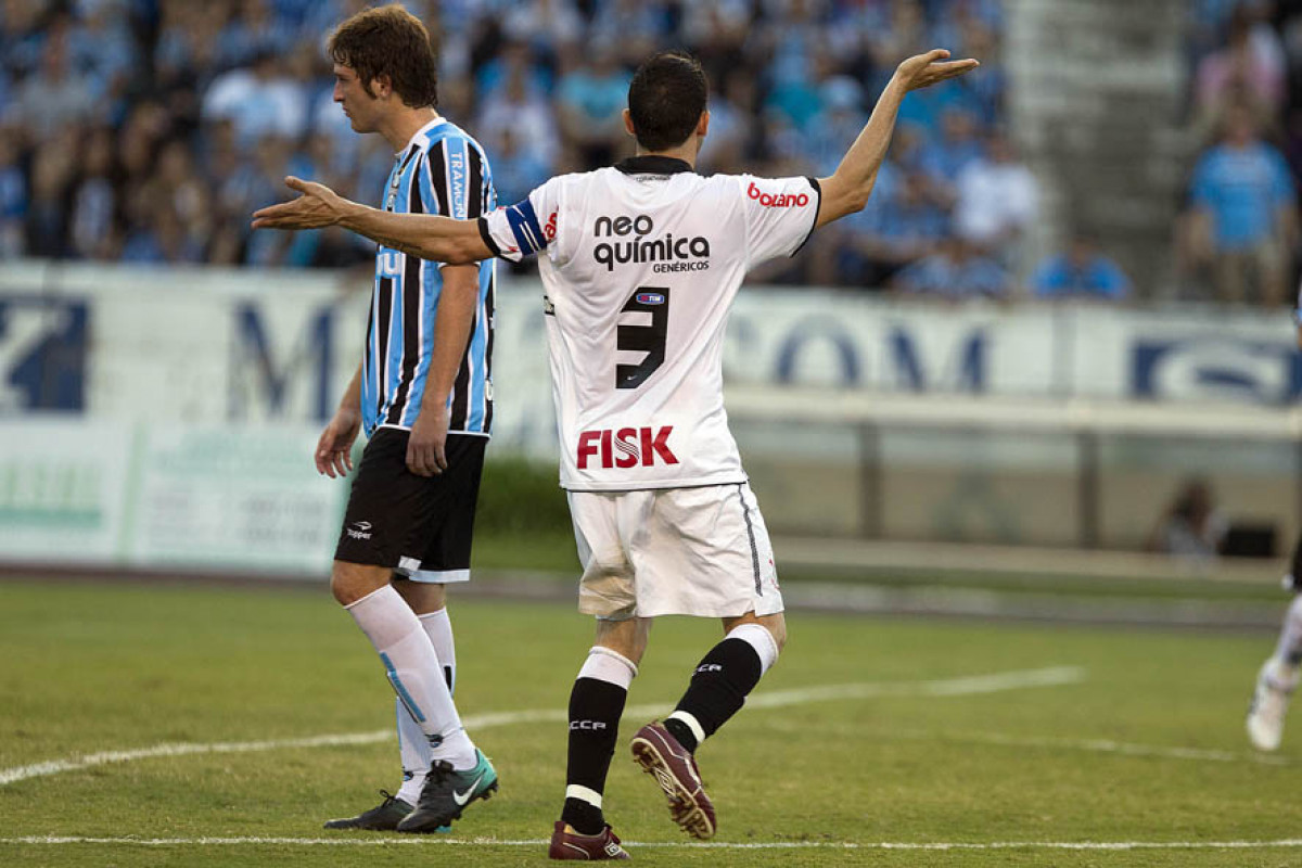 Chico comemora seu gol de penalti durante a partida entre Grmio x Corinthians, realizada esta tarde no estdio Olmpico, em Porto Alegre, primeira rodada do Campeonato Brasileiro de 2011
