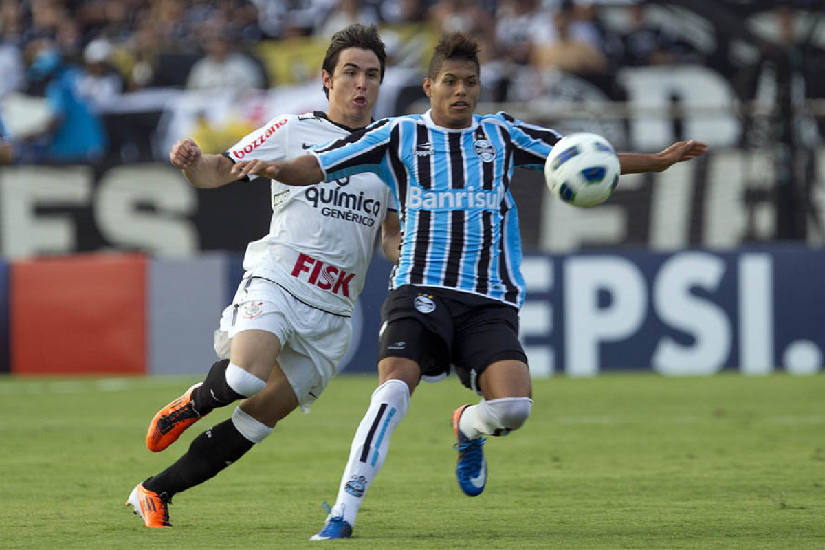 Willian e Leandro durante a partida entre Grmio x Corinthians, realizada esta tarde no estdio Olmpico, em Porto Alegre, primeira rodada do Campeonato Brasileiro de 2011