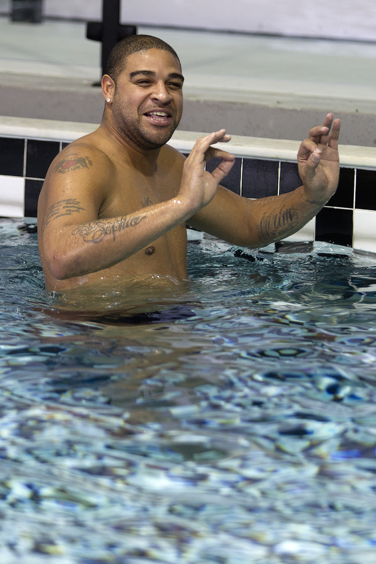 Adriano na piscina durante treino do Corinthians esta tarde no CT Joaquim Grava, no Parque Ecolgico do Tiete. O time se prepara para o jogo contra o Coritiba, dia 29/05, domingo a tarde, no estdio da Fonte Luminosa, em Araraquara, pela 2 rodada do Brasileiro 2011