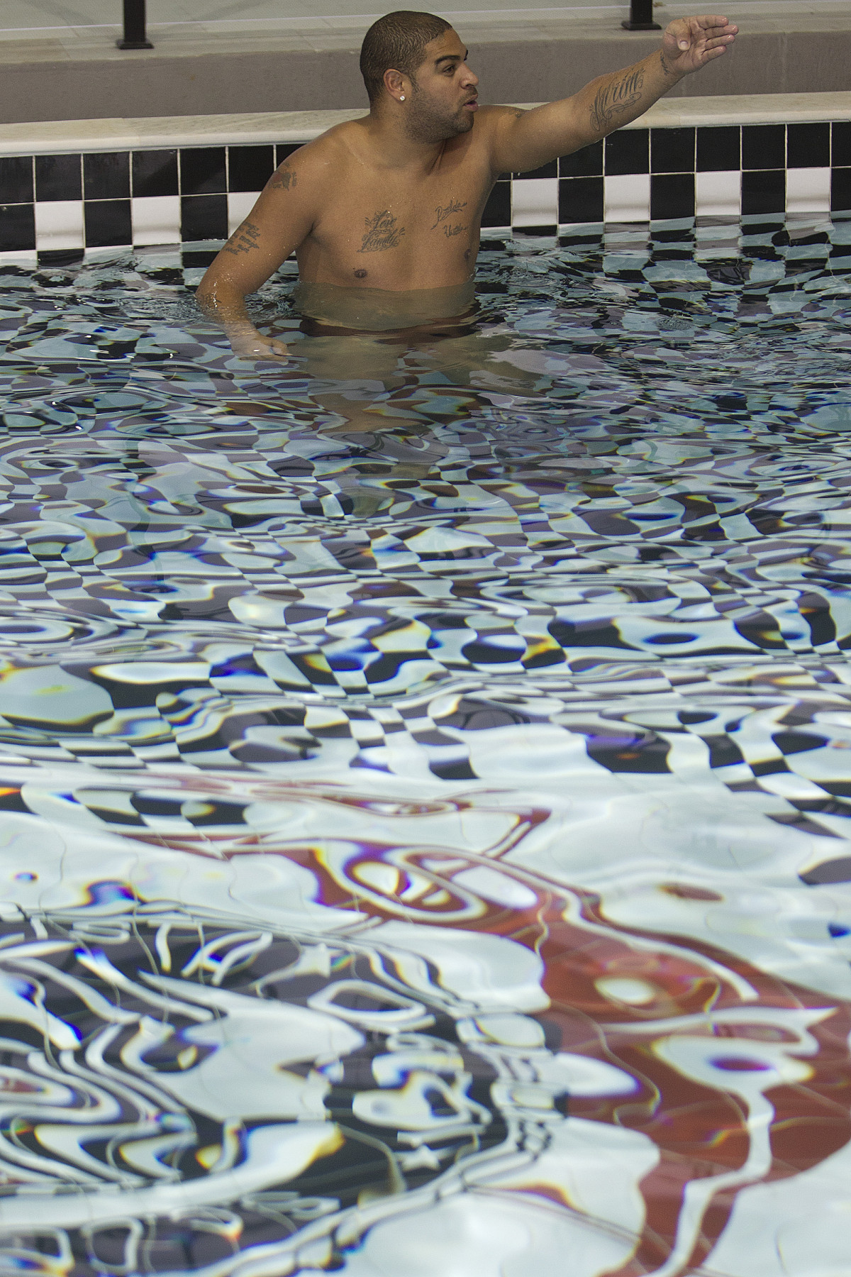 Adriano na piscina durante treino do Corinthians esta tarde no CT Joaquim Grava, no Parque Ecolgico do Tiete. O time se prepara para o jogo contra o Coritiba, dia 29/05, domingo a tarde, no estdio da Fonte Luminosa, em Araraquara, pela 2 rodada do Brasileiro 2011