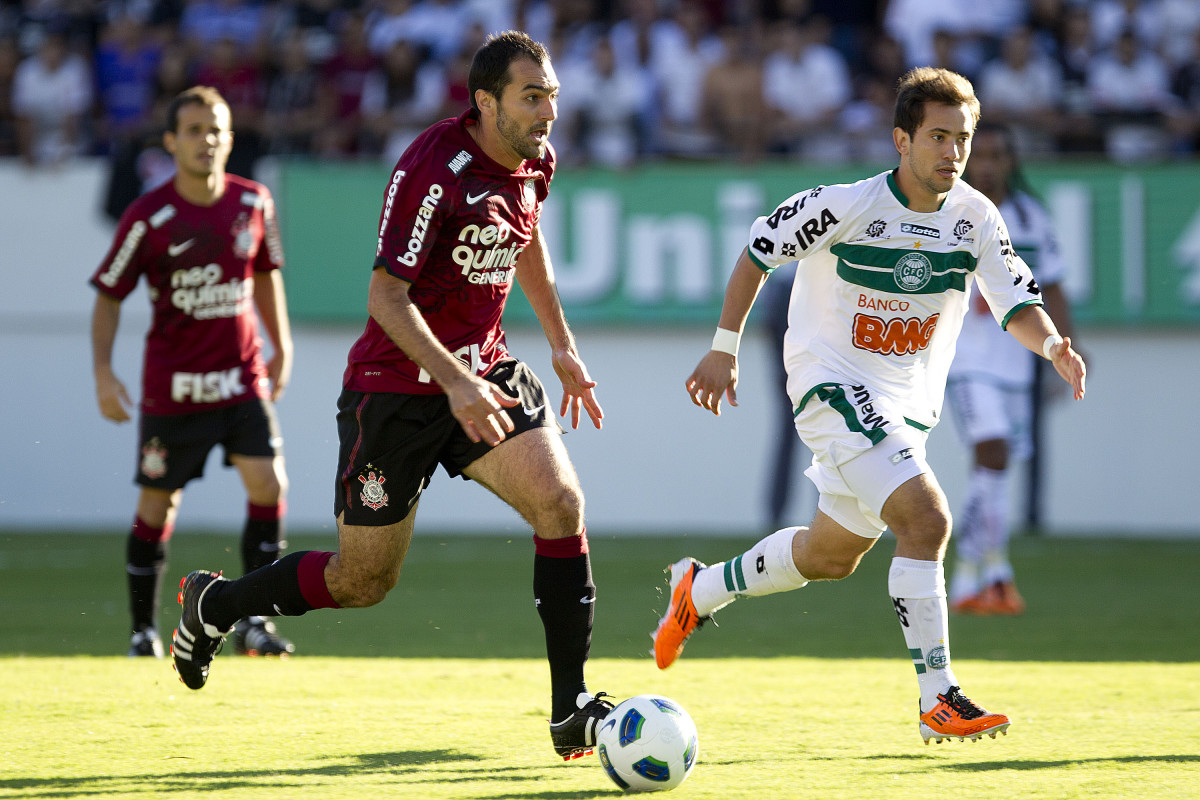 Danilo E Everton Ribeiro Durante A Partida Entre Corinthians X Coritiba Realizada Esta Tarde No Estadio