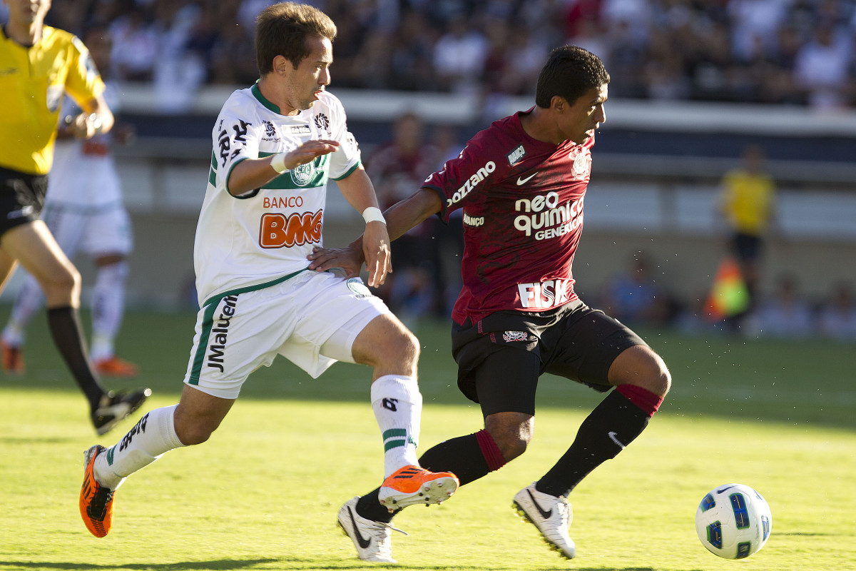 Everton Ribeiro E Paulinho Durante A Partida Entre Corinthians X Coritiba Realizada Esta Tarde No Estadio