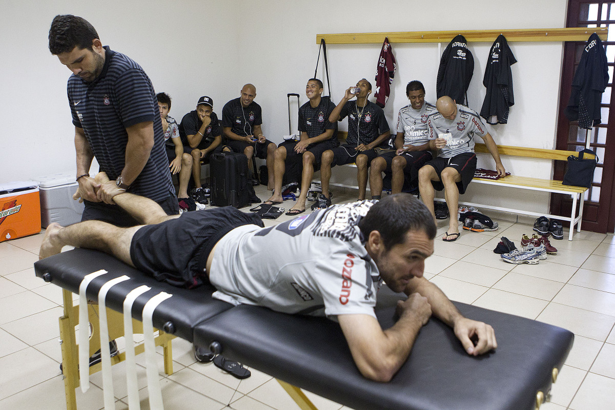 O fisioterapeuta Bruno Mazziotti com Danilo nos vestirios antes da partida entre Corinthians x Coritiba, realizada esta tarde no estdio da Fonte, em Araraquara/SP, segunda rodada do Campeonato Brasileiro de 2011