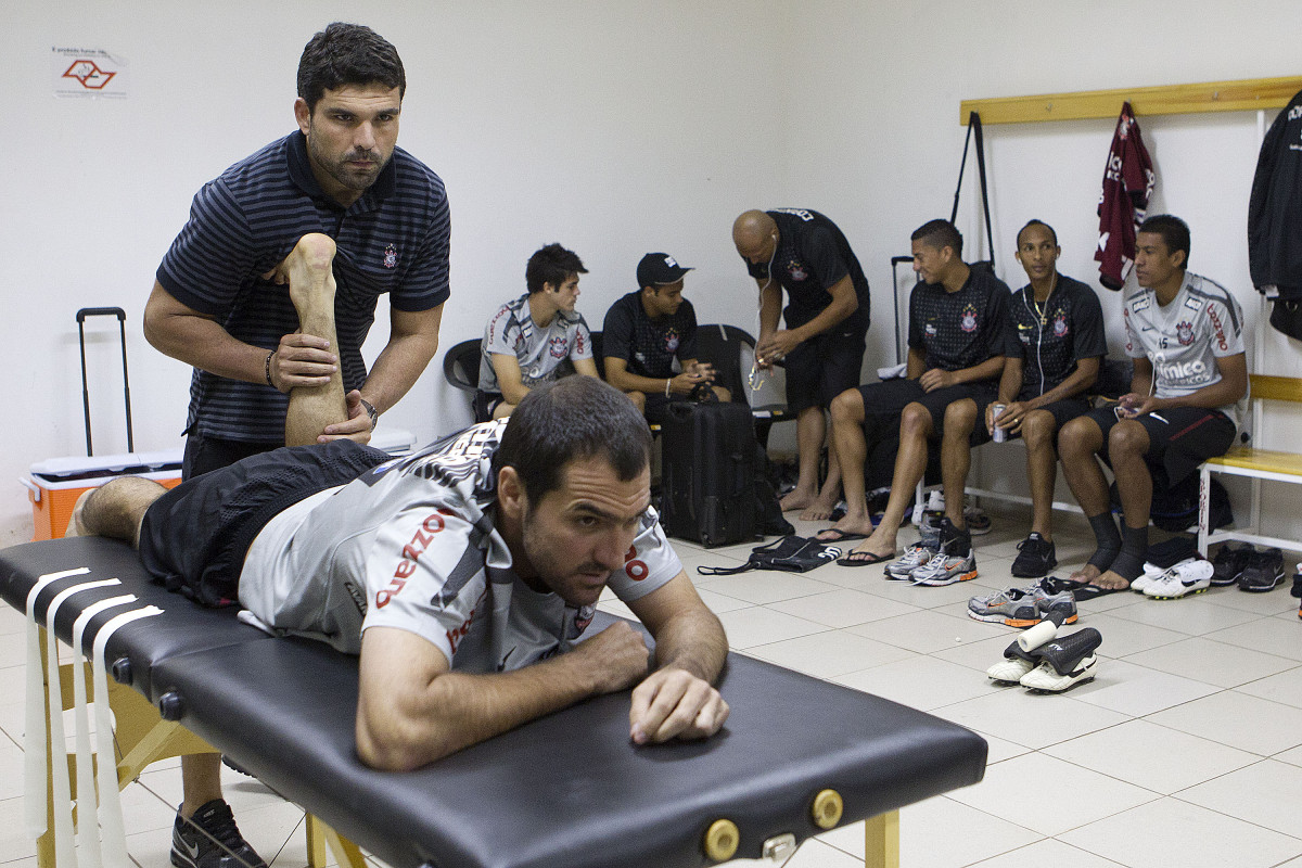 O fisioterapeuta Bruno Mazziotti com Danilo nos vestirios antes da partida entre Corinthians x Coritiba, realizada esta tarde no estdio da Fonte, em Araraquara/SP, segunda rodada do Campeonato Brasileiro de 2011