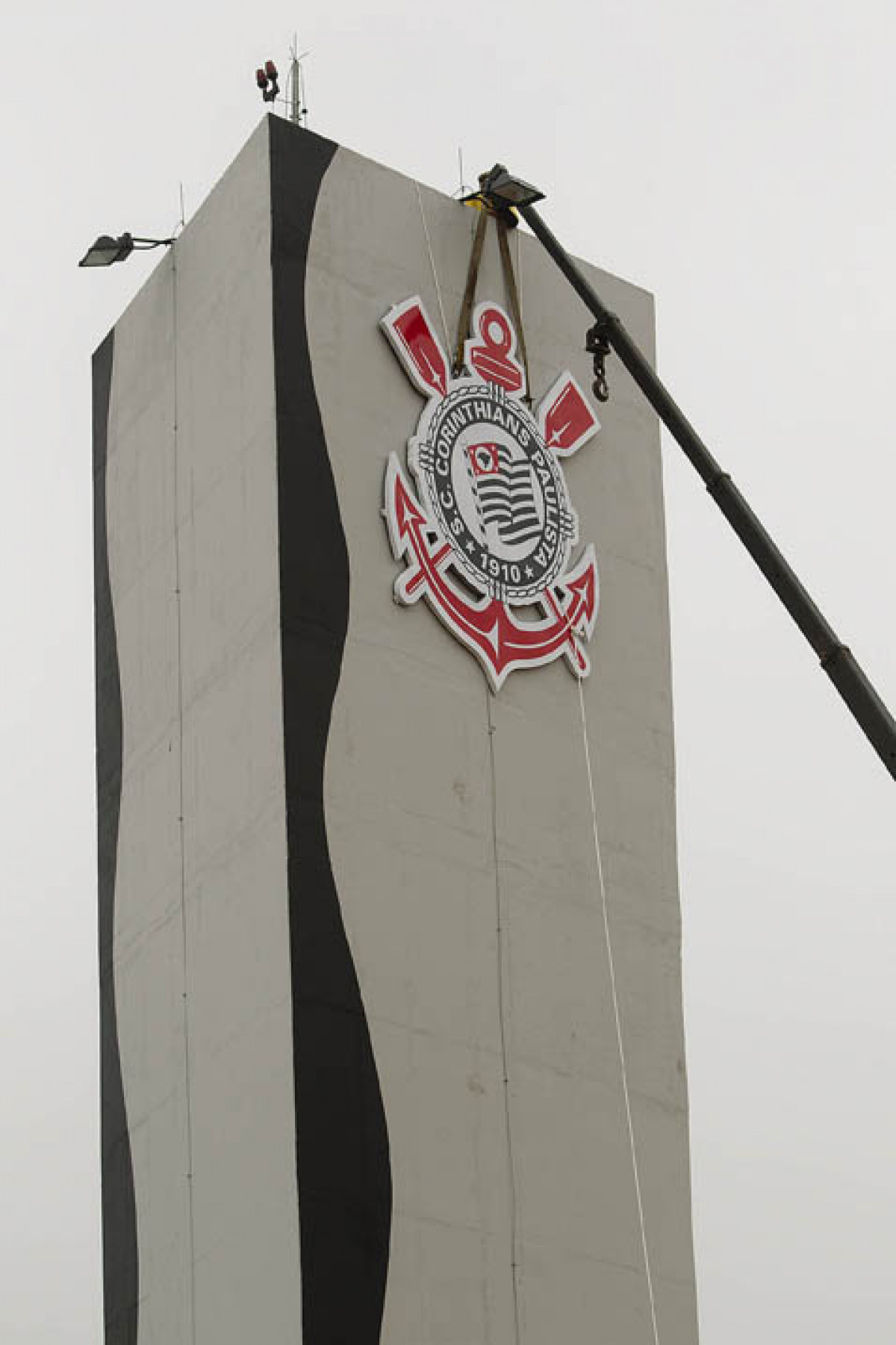 O escudo do Corinthians foi colocado hoje pela manh na caixa d'agua do CT Joaquim Grava no Parque Ecolgico do Tiete. O time se prepara para o jogo contra o Flamengo, dia 05/06, domingo a tarde, no estdio do Engenho, pela 3 rodada do Brasileiro 2011