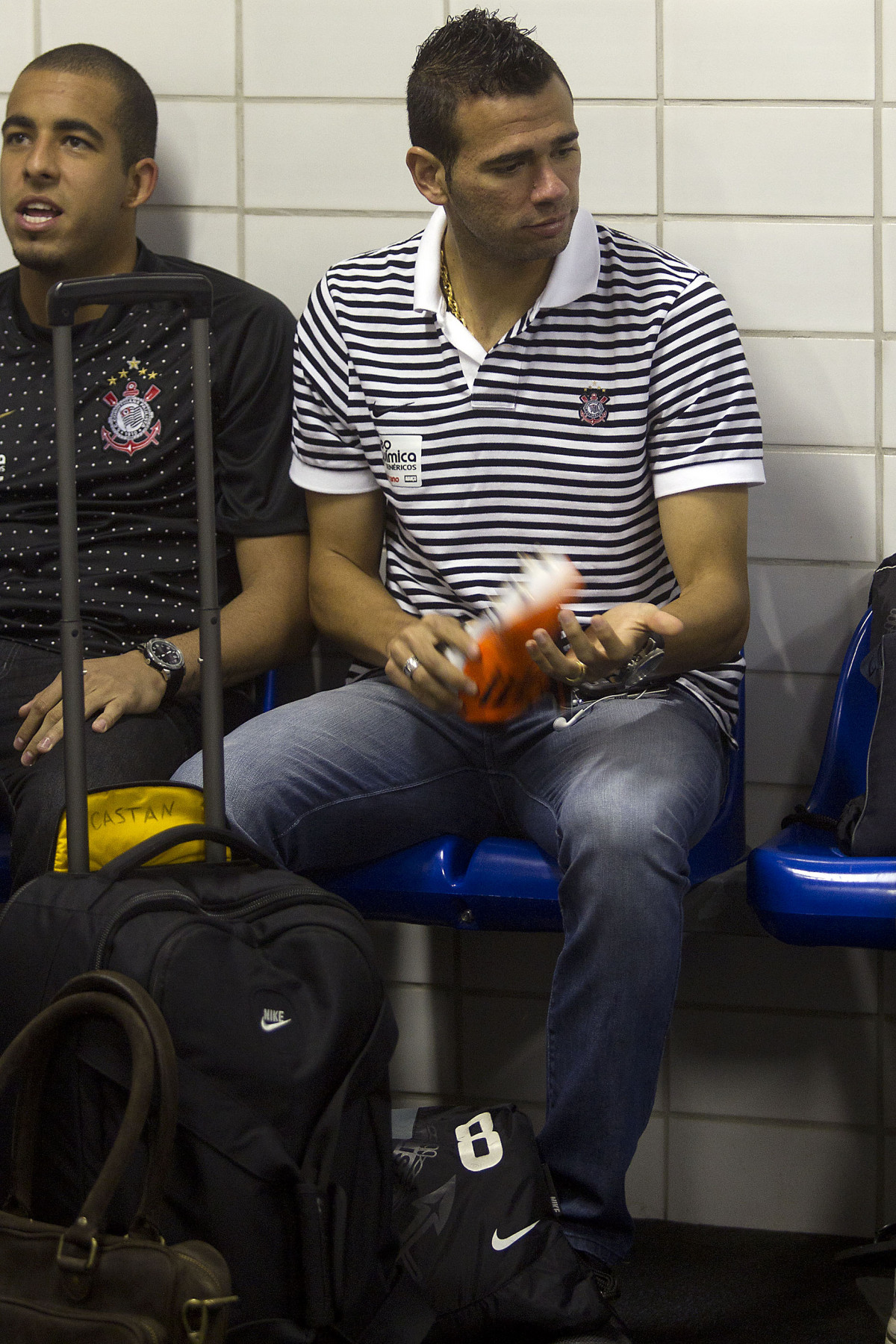 Danilo Fernandes e Leandro Castn nos vestirios antes da partida entre Flamengo x Corinthians, realizada esta tarde no estdio do Engenho, na cidade do Rio de Janeiro, pela terceira rodada do Campeonato Brasileiro de 2011