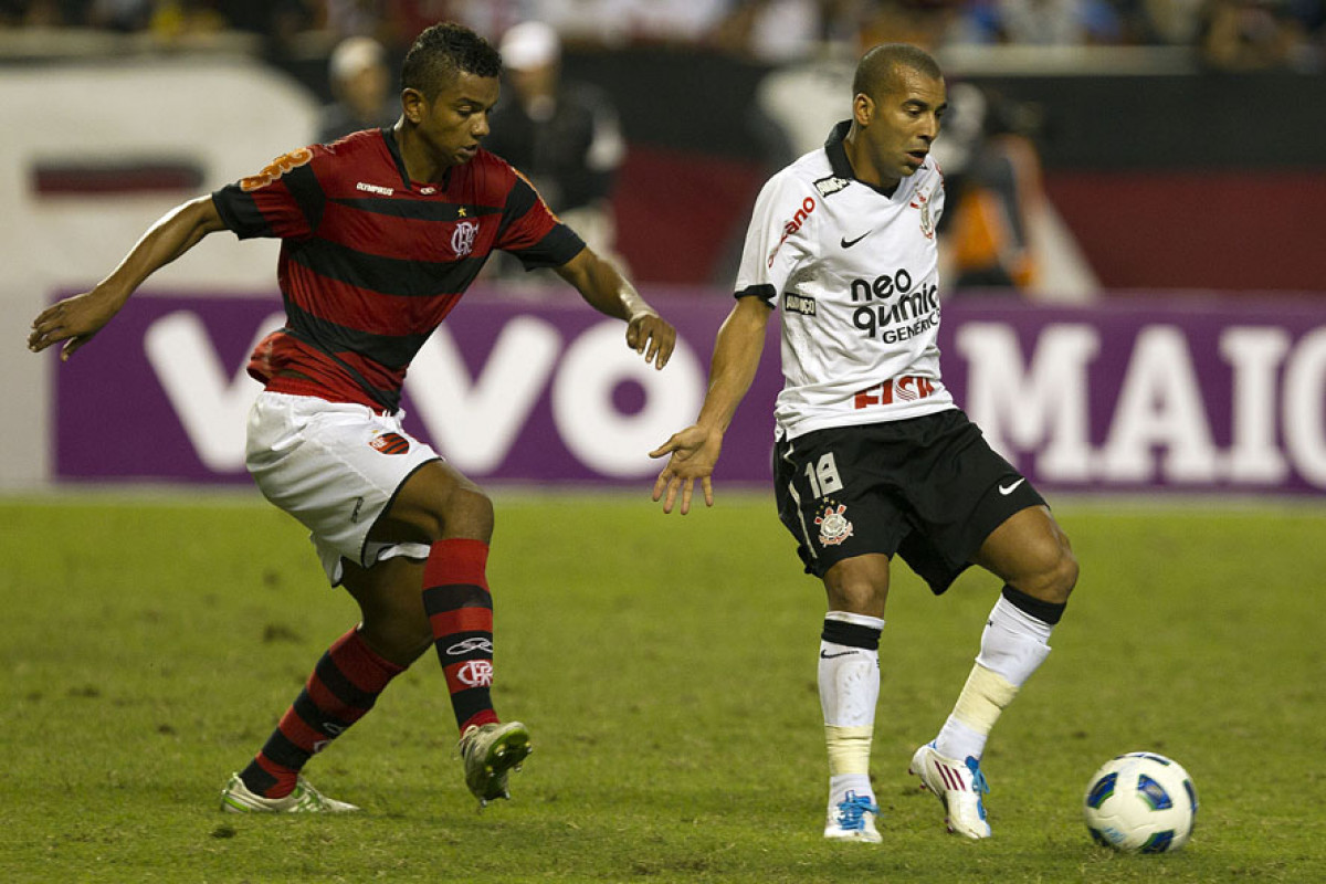 David e Emerson durante a partida entre Flamengo x Corinthians, realizada esta tarde no estdio do Engenho, na cidade do Rio de Janeiro, pela terceira rodada do Campeonato Brasileiro de 2011