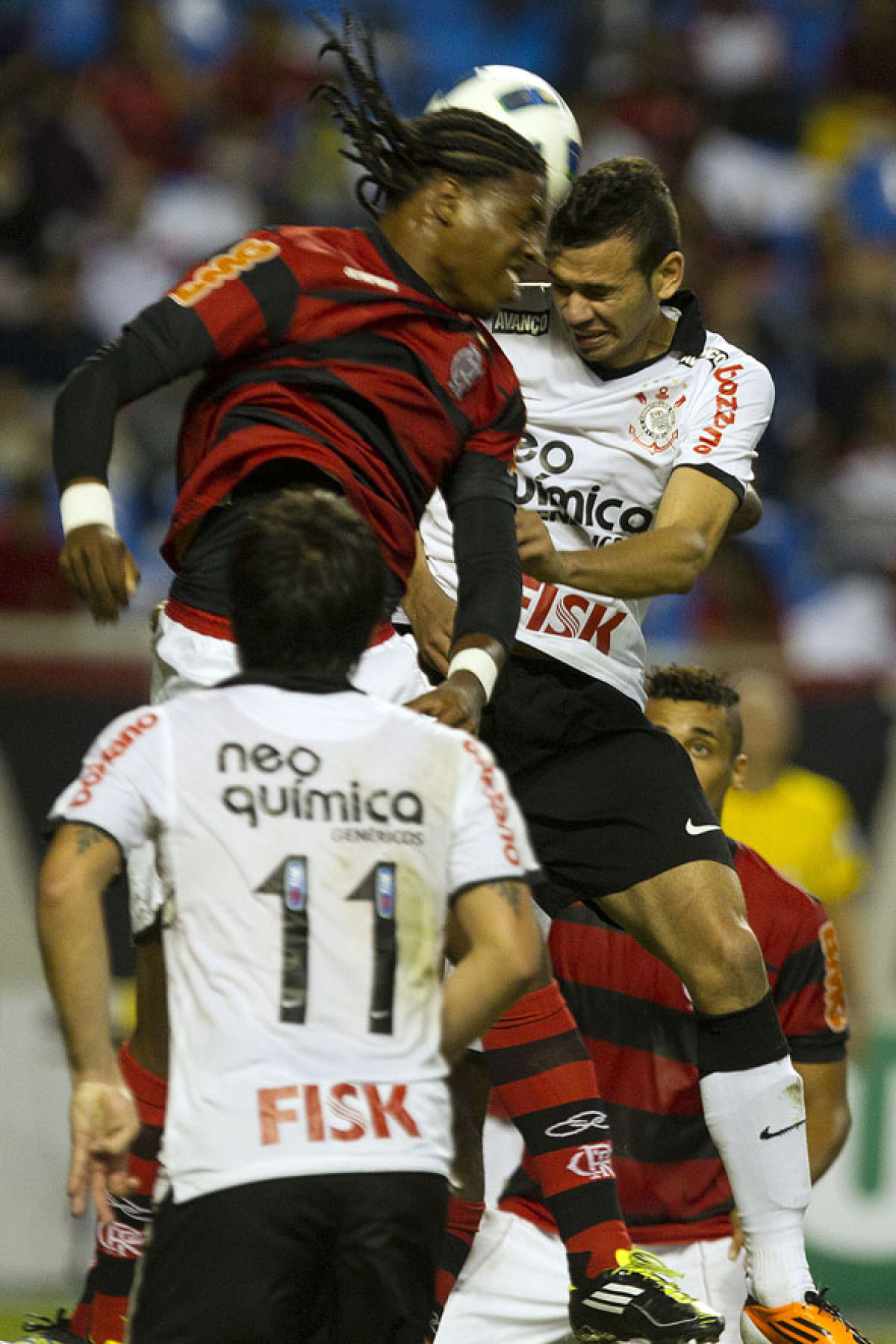 Diego Mauricio e Leandro Castán durante a partida entre Flamengo x Corinthians, realizada esta tarde no estádio do Engenhão, na cidade do Rio de Janeiro, pela terceira rodada do Campeonato Brasileiro de 2011