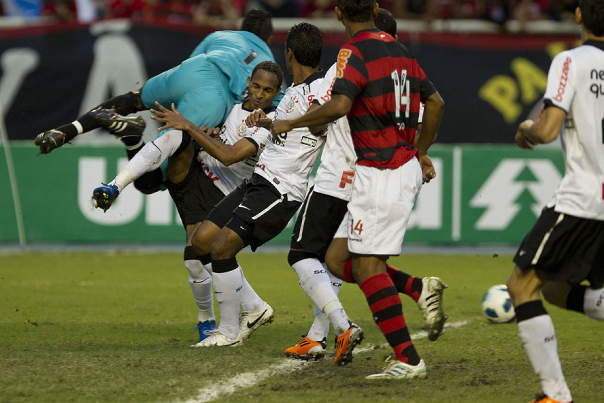 Felipe e Liedson durante a partida entre Flamengo x Corinthians, realizada esta tarde no estdio do Engenho, na cidade do Rio de Janeiro, pela terceira rodada do Campeonato Brasileiro de 2011