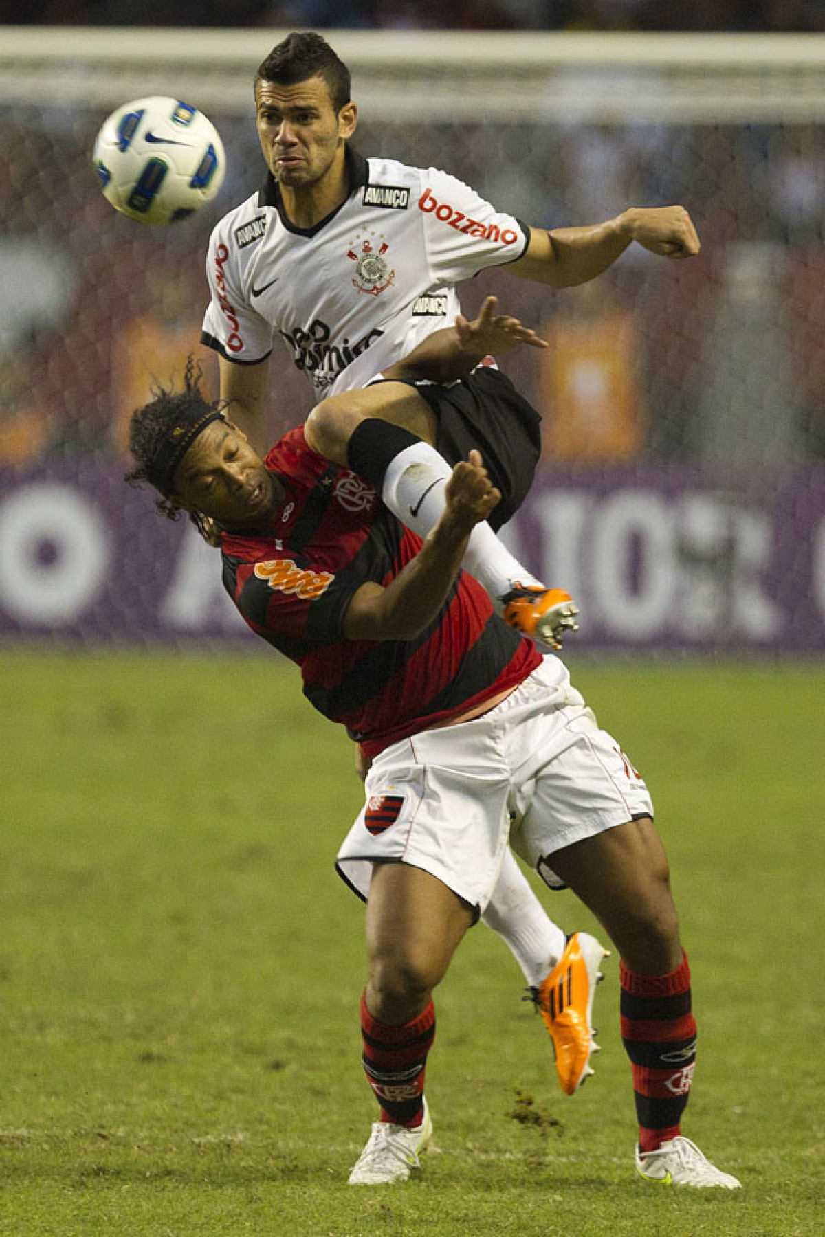 Leandro Castn e Ronaldinho Gaucho durante a partida entre Flamengo x Corinthians, realizada esta tarde no estdio do Engenho, na cidade do Rio de Janeiro, pela terceira rodada do Campeonato Brasileiro de 2011