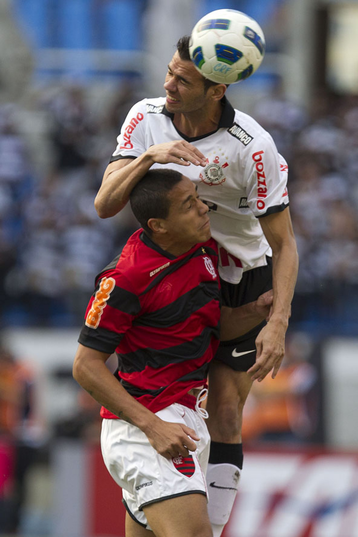 Leandro Castn e Wanderley durante a partida entre Flamengo x Corinthians, realizada esta tarde no estdio do Engenho, na cidade do Rio de Janeiro, pela terceira rodada do Campeonato Brasileiro de 2011