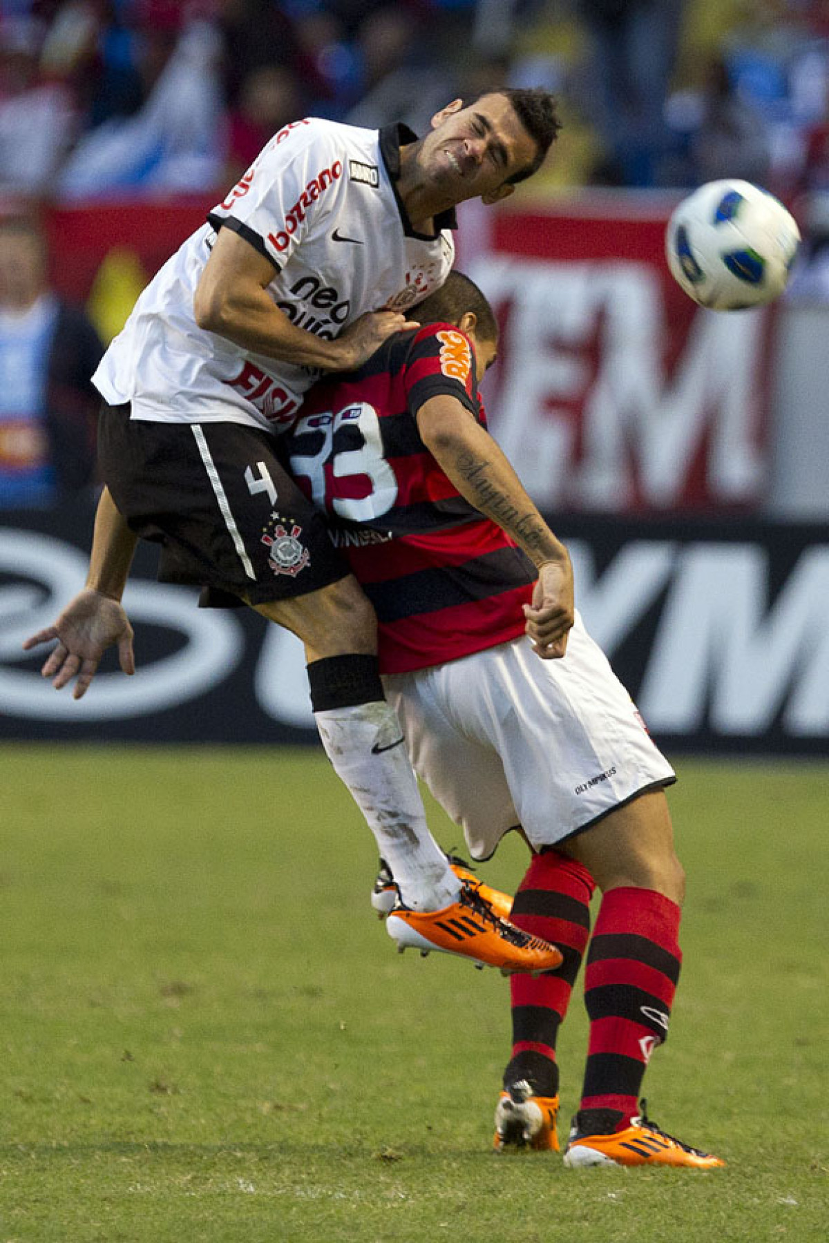 Leandro Castn e Wanderley durante a partida entre Flamengo x Corinthians, realizada esta tarde no estdio do Engenho, na cidade do Rio de Janeiro, pela terceira rodada do Campeonato Brasileiro de 2011