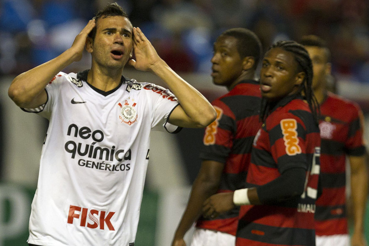 Leandro Castán lamenta perda de gol durante a partida entre Flamengo x Corinthians, realizada esta tarde no estádio do Engenhão, na cidade do Rio de Janeiro, pela terceira rodada do Campeonato Brasileiro de 2011