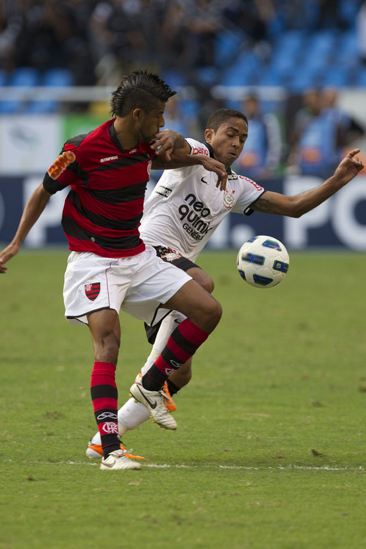 Leonardo Moura e Jorge Henrique durante a partida entre Flamengo x Corinthians, realizada esta tarde no estdio do Engenho, na cidade do Rio de Janeiro, pela terceira rodada do Campeonato Brasileiro de 2011
