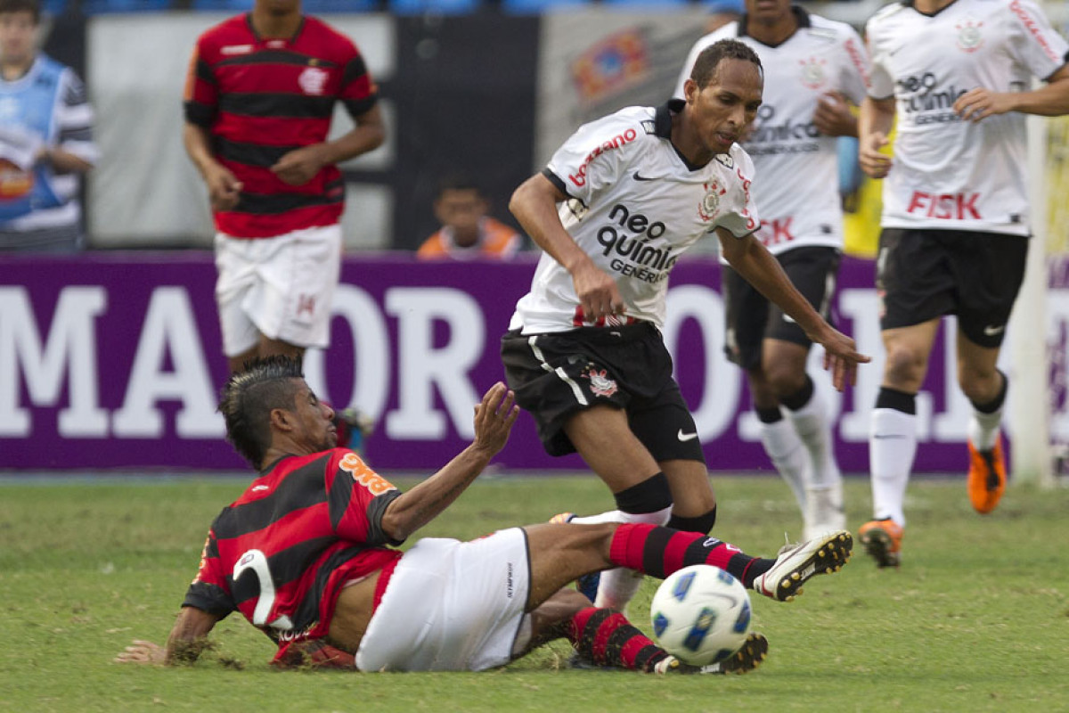 Leonardo Moura e Liedson durante a partida entre Flamengo x Corinthians, realizada esta tarde no estdio do Engenho, na cidade do Rio de Janeiro, pela terceira rodada do Campeonato Brasileiro de 2011