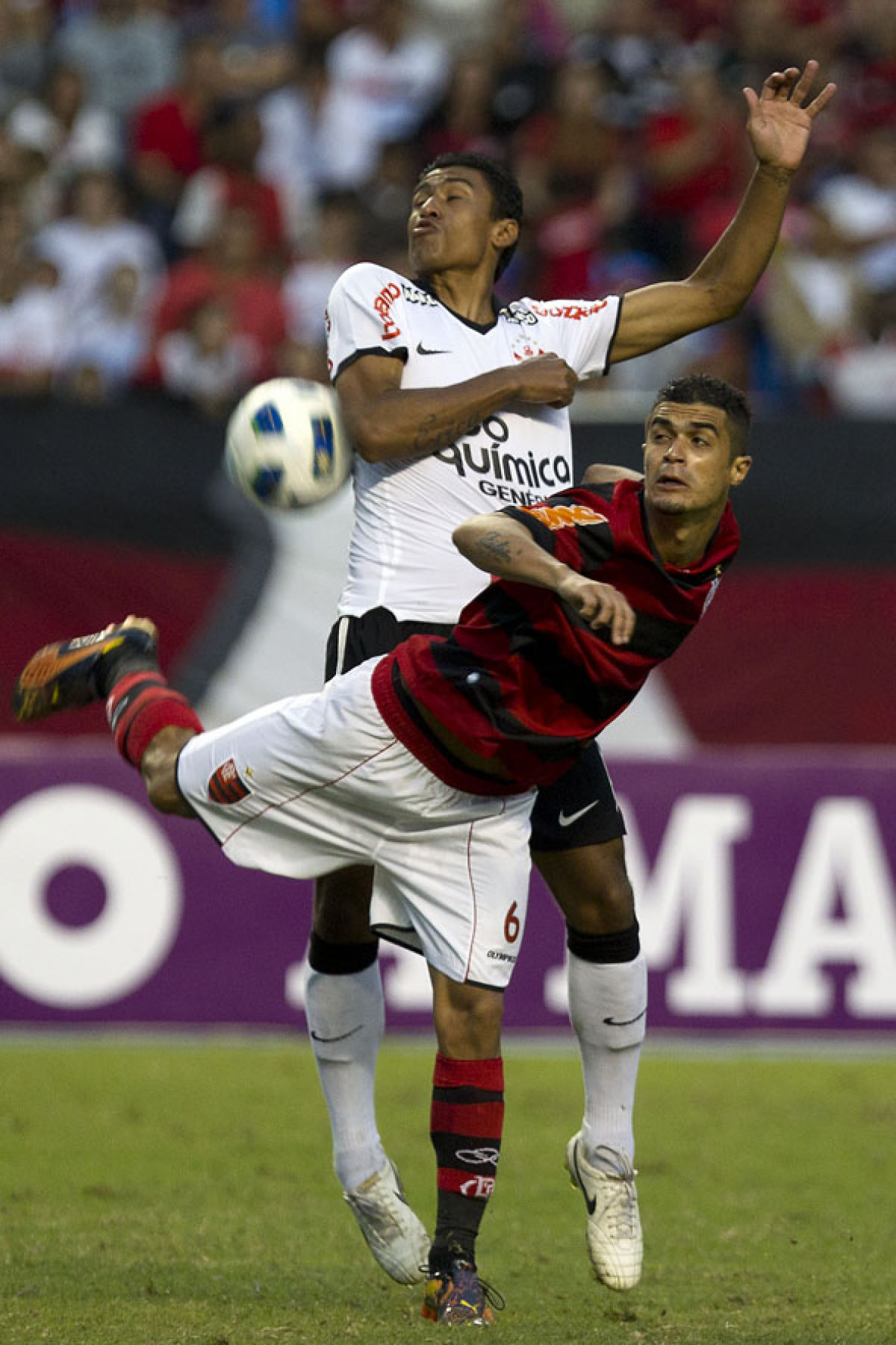 Paulinho e Egidio durante a partida entre Flamengo x Corinthians, realizada esta tarde no estdio do Engenho, na cidade do Rio de Janeiro, pela terceira rodada do Campeonato Brasileiro de 2011
