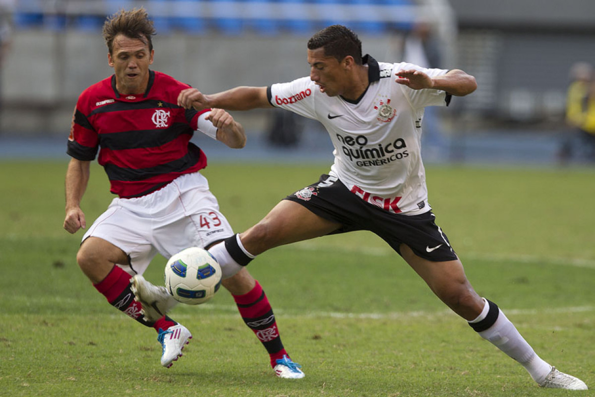 Petkovic e Ralf durante a partida entre Flamengo x Corinthians, realizada esta tarde no estdio do Engenho, na cidade do Rio de Janeiro, pela terceira rodada do Campeonato Brasileiro de 2011