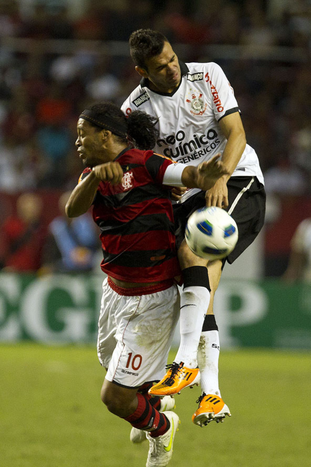 Ronaldinho Gaucho e Leandro Castán durante a partida entre Flamengo x Corinthians, realizada esta tarde no estádio do Engenhão, na cidade do Rio de Janeiro, pela terceira rodada do Campeonato Brasileiro de 2011