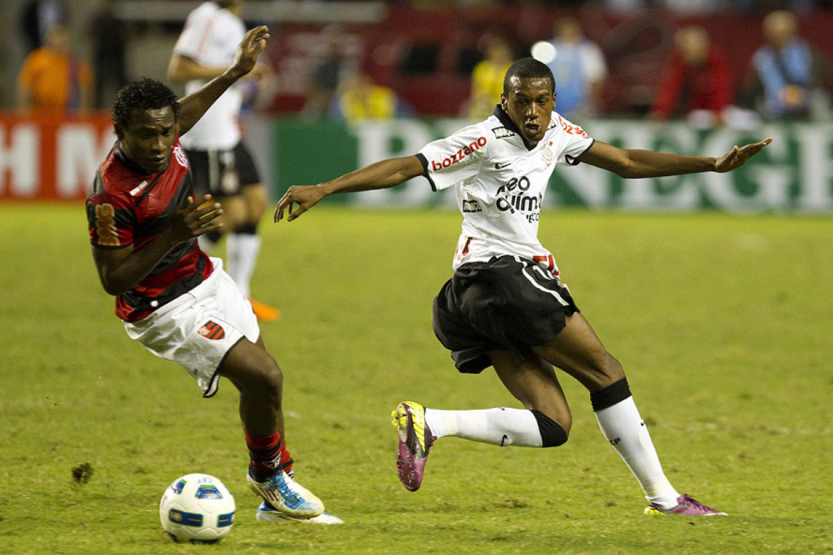 Willians e Edinelson durante a partida entre Flamengo x Corinthians, realizada esta tarde no estádio do Engenhão, na cidade do Rio de Janeiro, pela terceira rodada do Campeonato Brasileiro de 2011