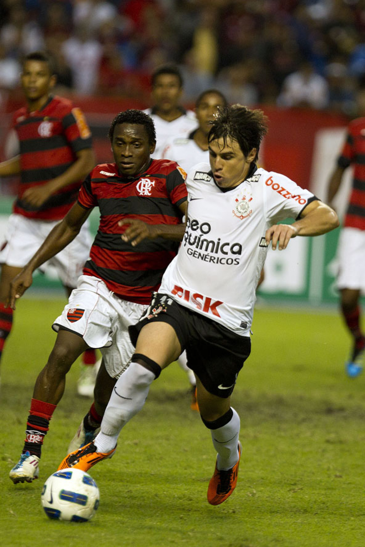 Willians e Willian durante a partida entre Flamengo x Corinthians, realizada esta tarde no estdio do Engenho, na cidade do Rio de Janeiro, pela terceira rodada do Campeonato Brasileiro de 2011