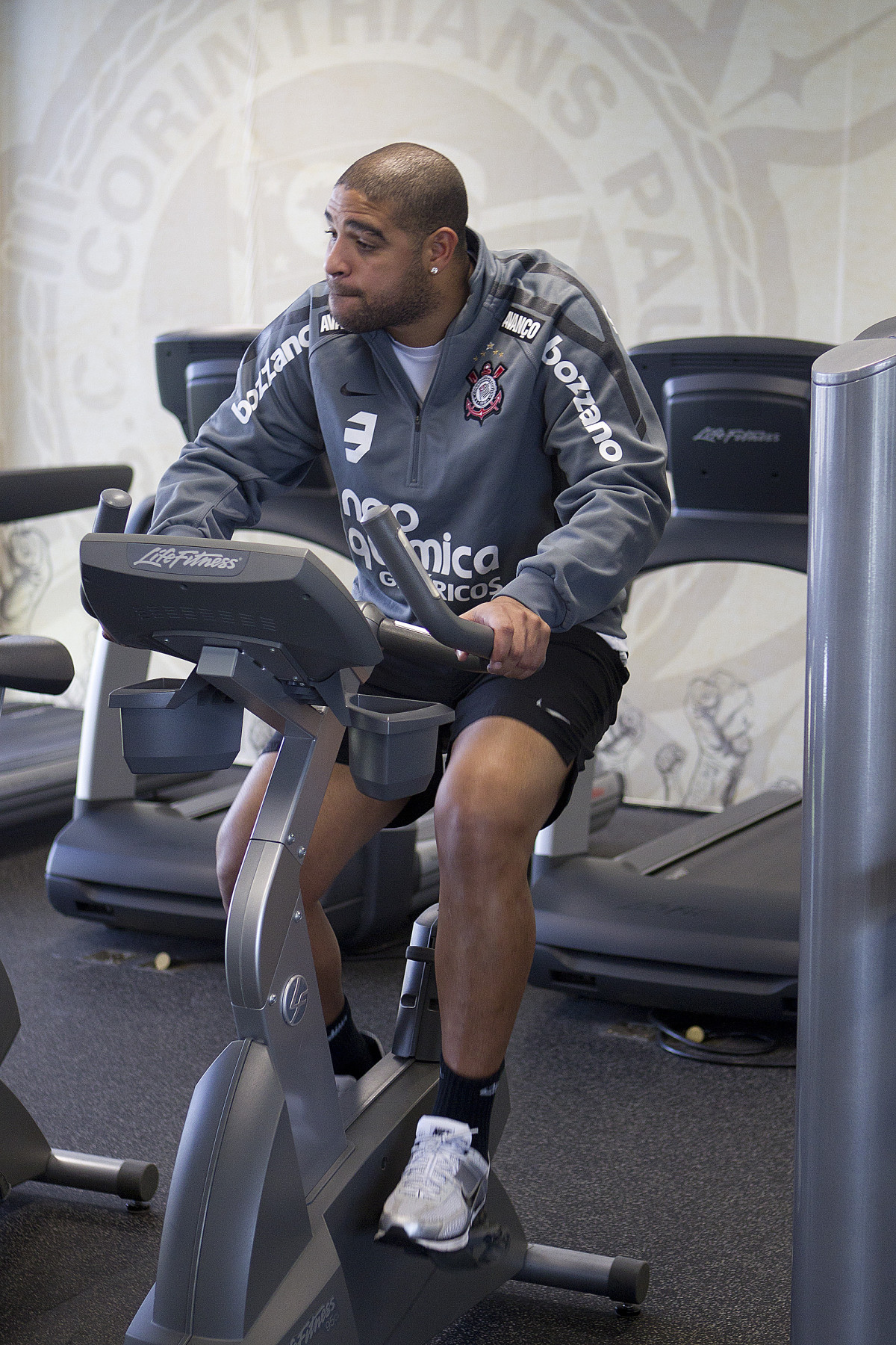 Adriano durante treino do Corinthians esta manhã no CT Joaquim Grava, no Parque Ecológico do Tiete. O time se prepara para o jogo contra o Fluminense, dia 12/06, domingo a tarde, no estádio do Pacaembu, pela 4ª rodada do Brasileirão 2011