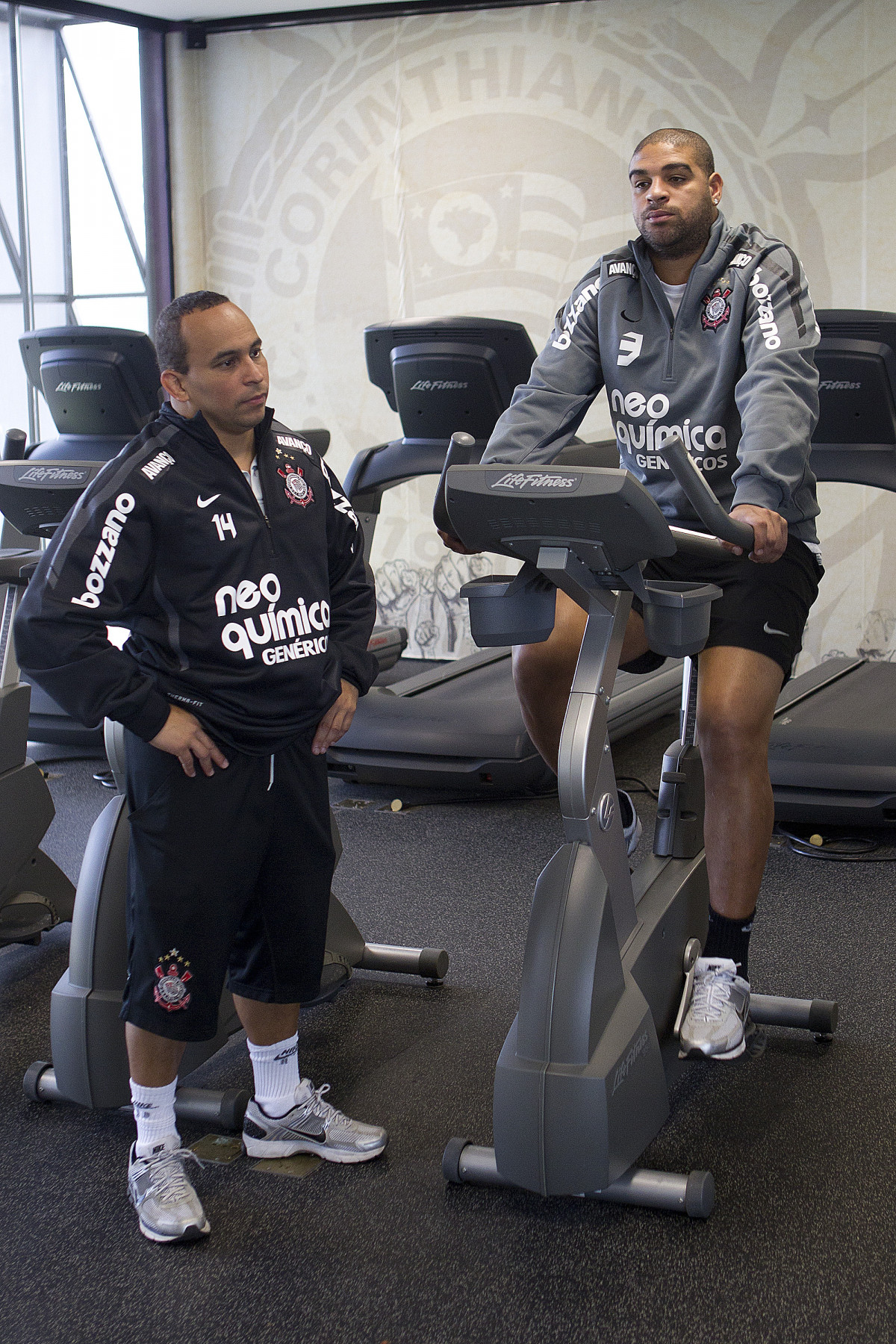 Adriano e o preparador físico Shih Chien Chan Junior durante treino do Corinthians esta manhã no CT Joaquim Grava, no Parque Ecológico do Tiete. O time se prepara para o jogo contra o Fluminense, dia 12/06, domingo a tarde, no estádio do Pacaembu, pela 4ª rodada do Brasileirão 2011
