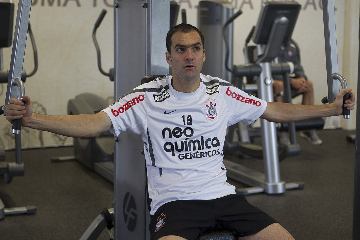 Danilo durante treino do Corinthians esta manh no CT Joaquim Grava, no Parque Ecolgico do Tiete. O time se prepara para o jogo contra o Fluminense, dia 12/06, domingo a tarde, no estdio do Pacaembu, pela 4 rodada do Brasileiro 2011