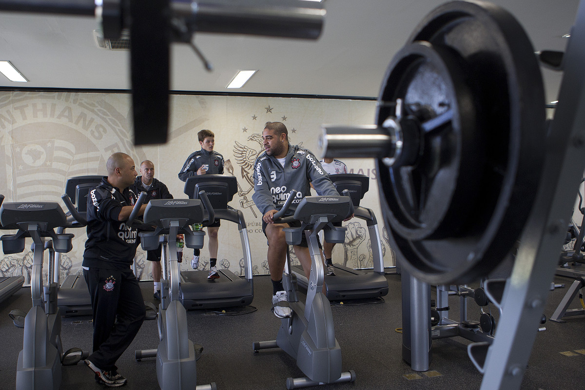 Eduardo Silva, preparador fisico, conversa com Adriano durante treino do Corinthians esta manhã no CT Joaquim Grava, no Parque Ecológico do Tiete. O time se prepara para o jogo contra o Fluminense, dia 12/06, domingo a tarde, no estádio do Pacaembu, pela 4ª rodada do Brasileirão 2011