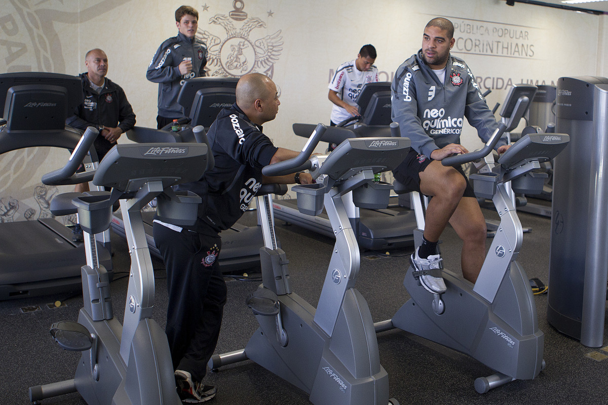 O preparador físico Eduardo Silva conversa com Adriano durante treino do Corinthians esta manhã no CT Joaquim Grava, no Parque Ecológico do Tiete. O time se prepara para o jogo contra o Fluminense, dia 12/06, domingo a tarde, no estádio do Pacaembu, pela 4ª rodada do Brasileirão 2011