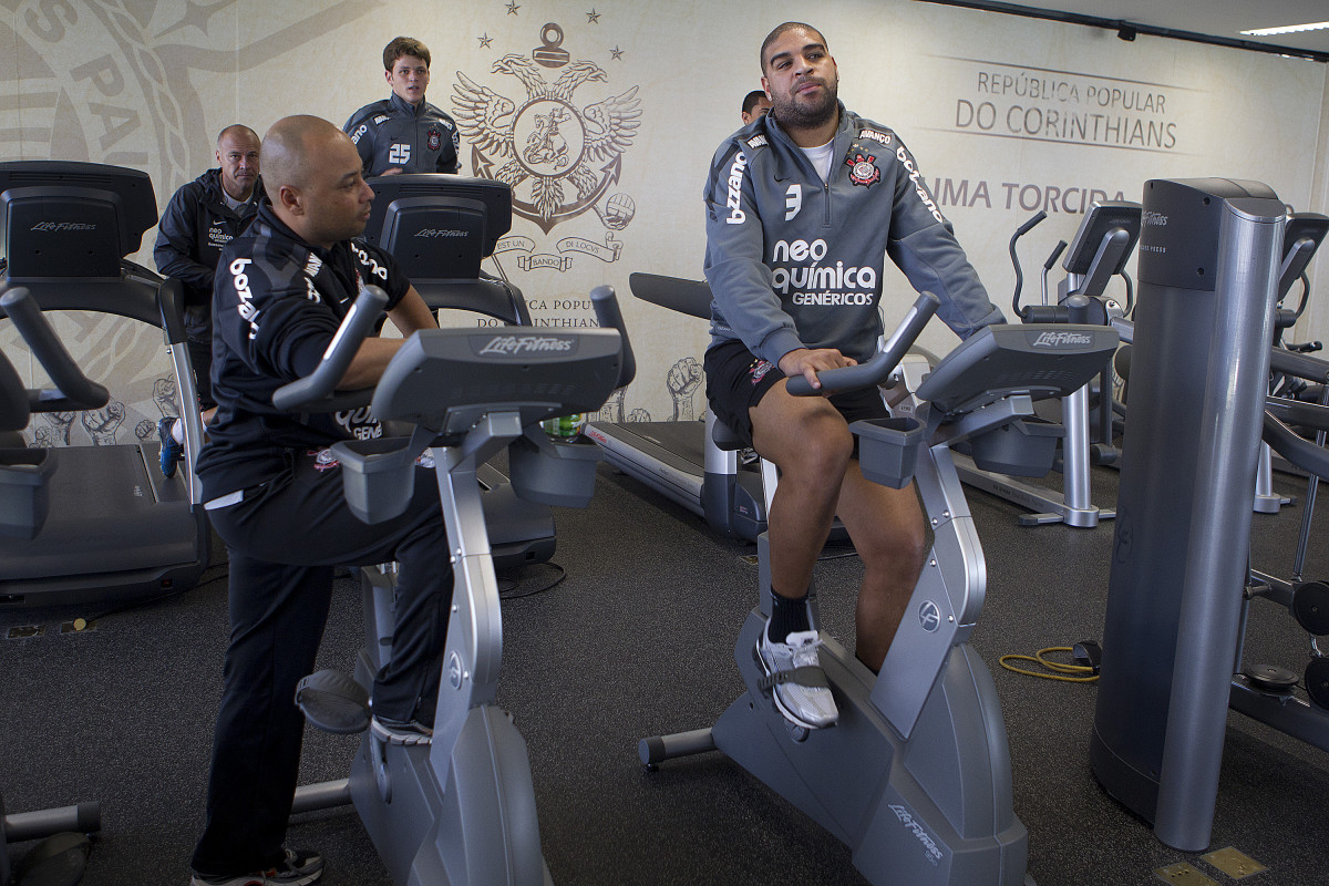 O preparador físico Eduardo Silva conversa com Adriano durante treino do Corinthians esta manhã no CT Joaquim Grava, no Parque Ecológico do Tiete. O time se prepara para o jogo contra o Fluminense, dia 12/06, domingo a tarde, no estádio do Pacaembu, pela 4ª rodada do Brasileirão 2011