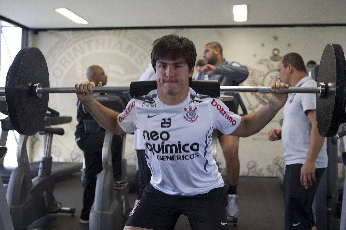 Willian durante treino do Corinthians esta manh no CT Joaquim Grava, no Parque Ecolgico do Tiete. O time se prepara para o jogo contra o Fluminense, dia 12/06, domingo a tarde, no estdio do Pacaembu, pela 4 rodada do Brasileiro 2011