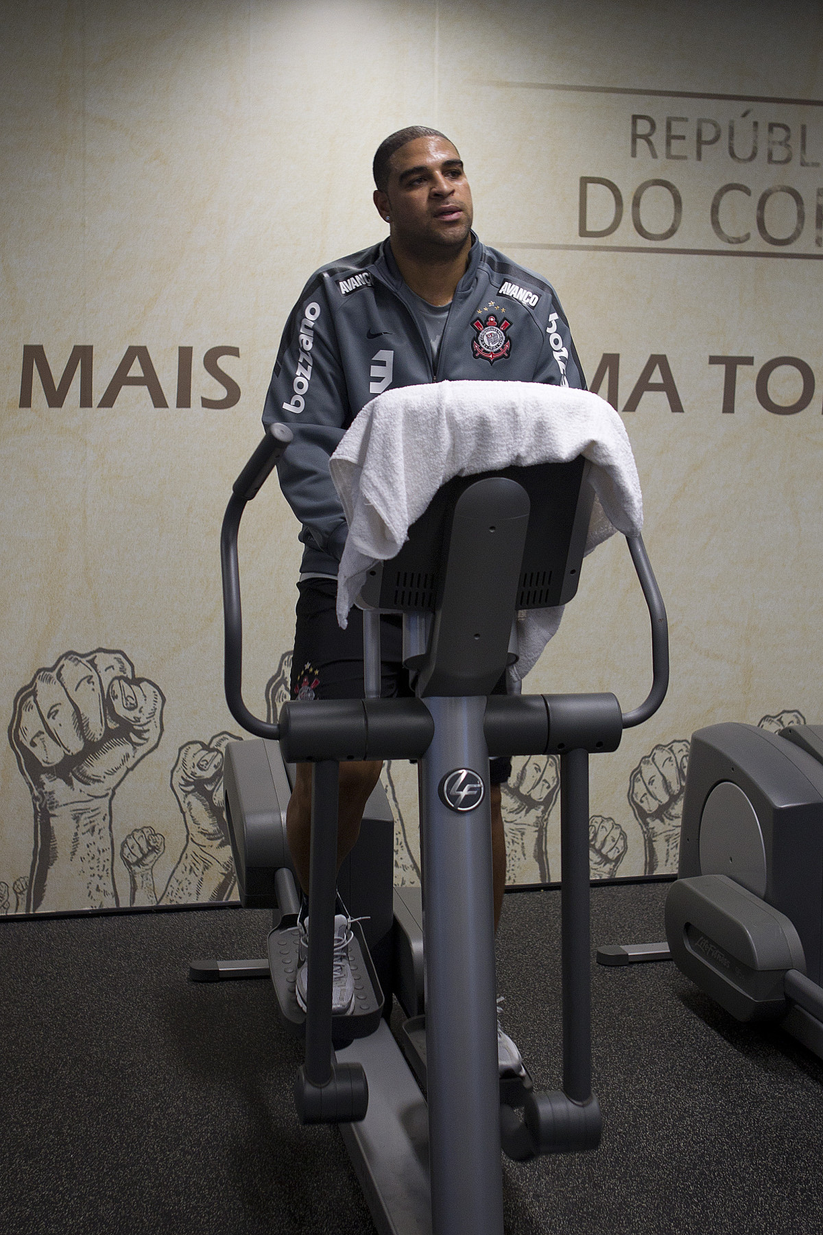 Adriano durante treino do Corinthians esta tarde no CT Joaquim Grava, no Parque Ecolgico do Tiete. O time se prepara para o jogo contra o Fluminense, dia 12/06, domingo a tarde, no estdio do Pacaembu, pela 4 rodada do Brasileiro 2011