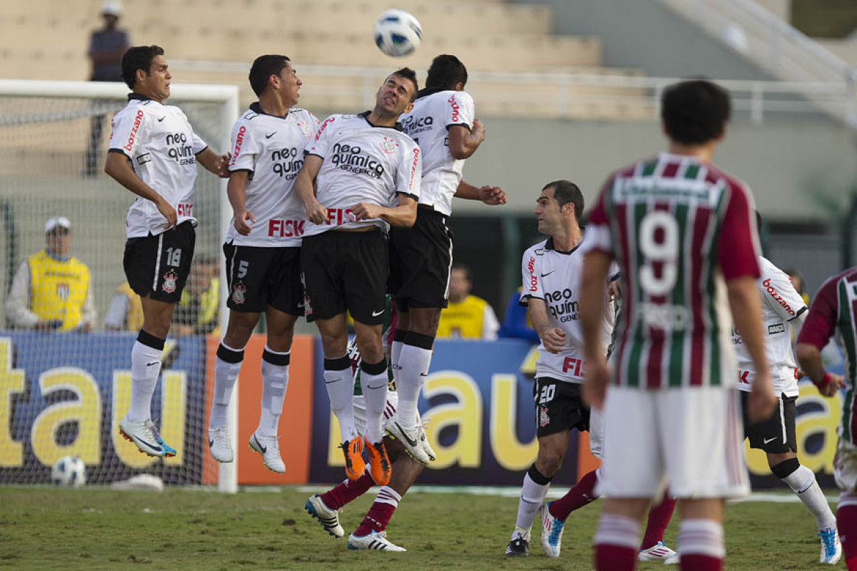 Barreira do Corinthians durante a partida entre Corinthians x Fluminense, realizada esta tarde no estdio do Pacaembu, pela 4 rodada do Campeonato Brasileiro de 2011