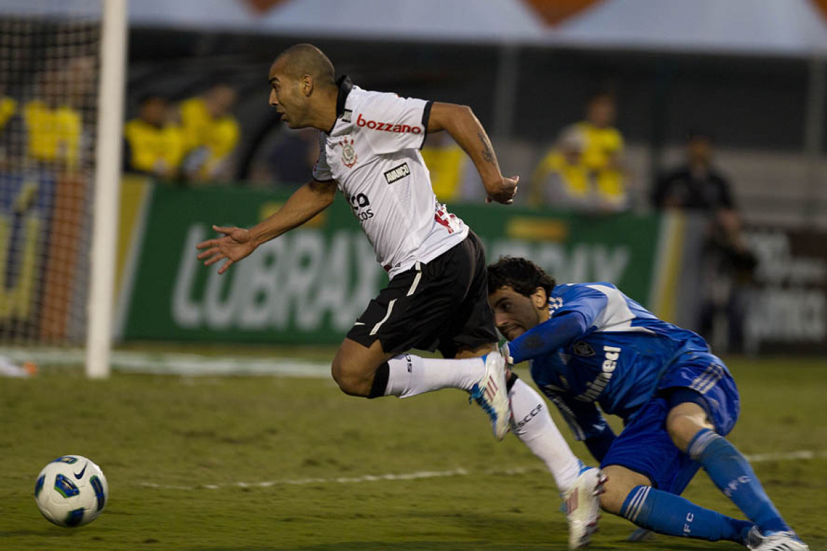 Emerson e Ricardo Berna durante a partida entre Corinthians x Fluminense, realizada esta tarde no estdio do Pacaembu, pela 4 rodada do Campeonato Brasileiro de 2011