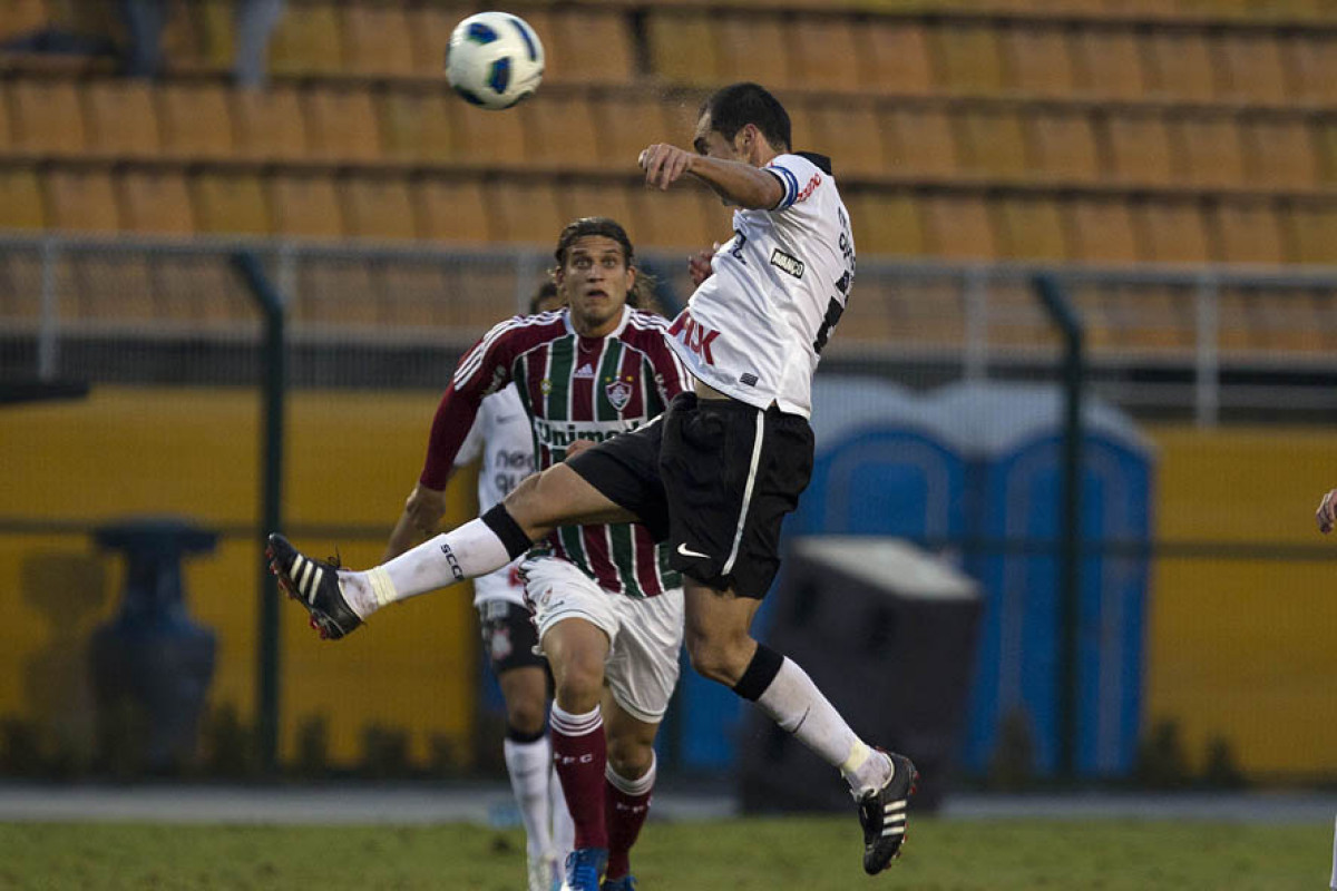Rafael Moura e Danilo durante a partida entre Corinthians x Fluminense, realizada esta tarde no estdio do Pacaembu, pela 4 rodada do Campeonato Brasileiro de 2011