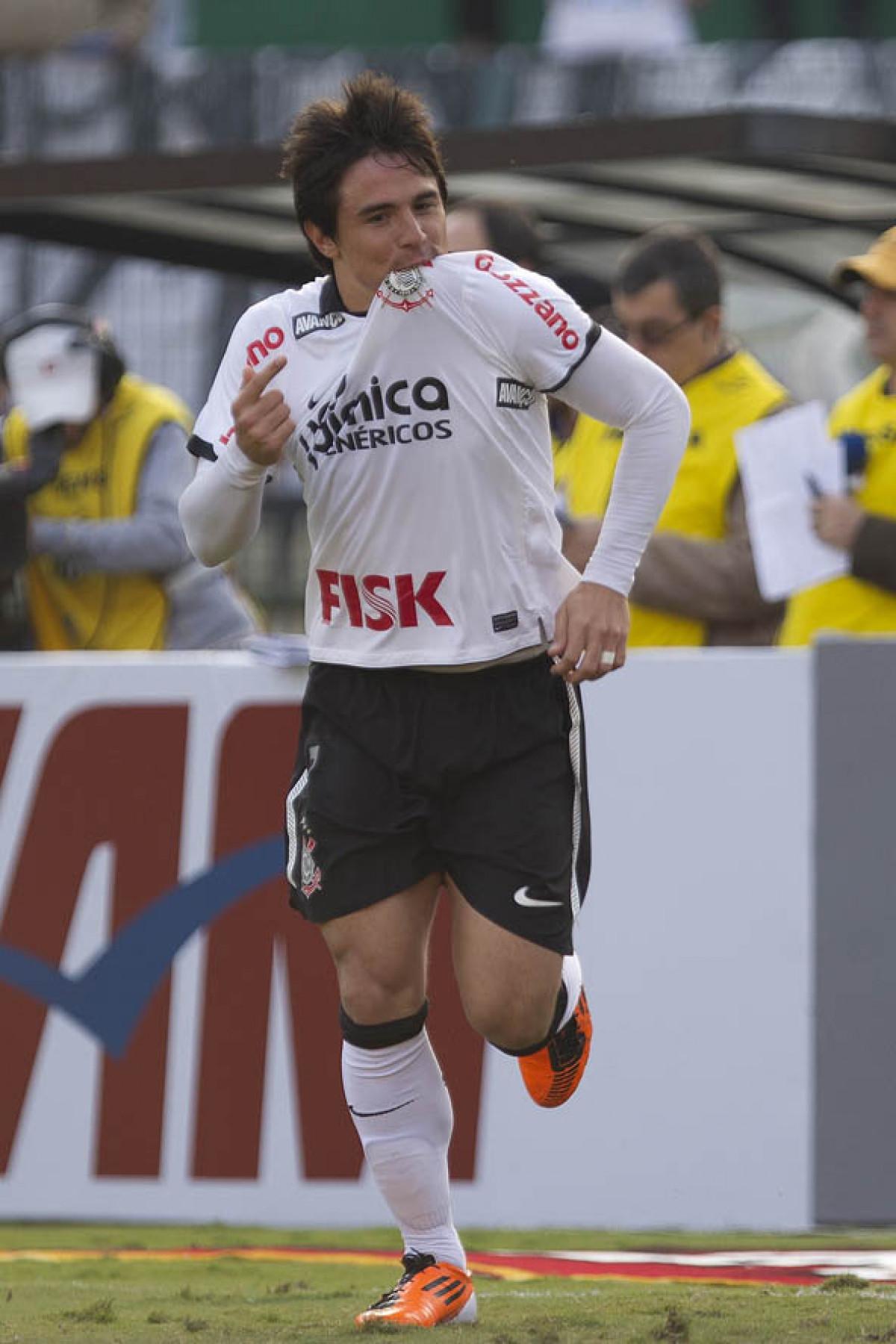 Willian comemora seu primeiro gol durante a partida entre Corinthians x Fluminense, realizada esta tarde no estdio do Pacaembu, pela 4 rodada do Campeonato Brasileiro de 2011