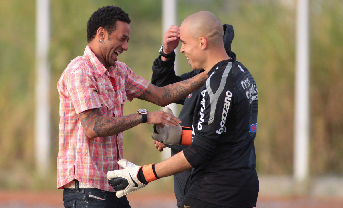 Cristian e o golerio Julio Cesar do Corinthians durante treino realizado no CT Joaquim Grava