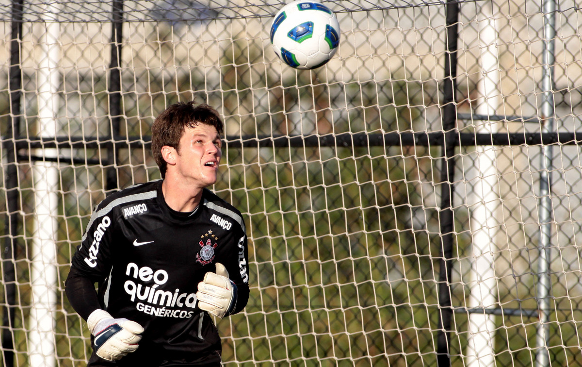 O goleiro Renan do Corinthians durante treino realizado no CT Joaquim Grava