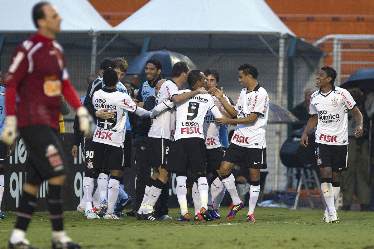 Comemorao do primeiro gol de Liedson durante a partida entre Corinthians x So Paulo, realizada esta tarde no estdio do Pacaembu, pela 6 rodada do Campeonato Brasileiro de 2011